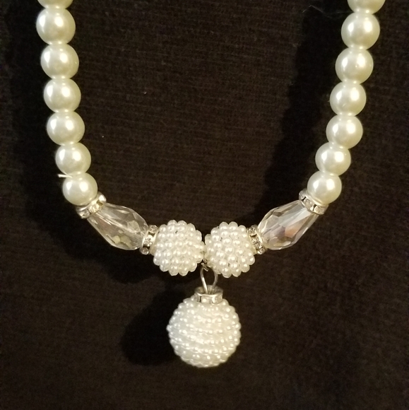 🏷Costume Jewelry Pearl Necklace an Stud Earrings - Picture 2 of 4